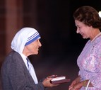 Rainha Isabel II com Madre Teresa de Calcutá em 1983.