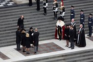 Rainha Isabel II, em 2013, no funeral da ex-primeira-ministra britânica Margaret Thatcher.