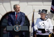 Rainha Isabel II com George W. Bush em 2007 em Washington.