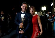 Mark Burnett com o Emmy de melhor 'reality show', com o 'The Voice'