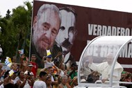 O Papa Francisco chegou a Cuba no dia 19 de Setembro de 2015. Chegou a Havana. Passa em frente a um cartaz com dois símbolos da Revolução cubana: Fidel Castro e José Marti.