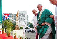 Papa Francisco na Praça da Revolução em Havana, onde celebrou missa perante uma multidão de pessoas.