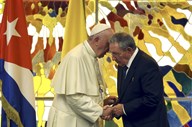 Papa Francisco encontra-se com presidente cubano Raul Castro, trocando presentes.