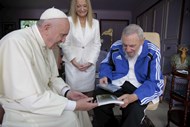 Papa Francisco recebido por Fidel Castro.