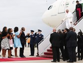 Barack Obama, com a família, foi receber Papa Francisco ao aeroporto, com honras de Estado.