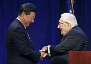 O jantar de gala em Seattle, com vários empresários, foi também o momento em que Xi Jinping fez o seu primeiro discurso. Aqui cumprimenta o ex-chefe da diplomacia norte-americana, Henry Kissinger. 