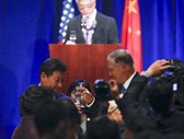 Xi Jinping faz um brinde com o governador de Washington, Jay Inslee.