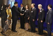 Em Seattle, Xi Jinping encontrou-se com cinco governadores norte-americanos. Cumprimenta aqui a governadora de Oregon, Kate Brown, no início da reunião onde se falou de tecnologia verde e desenvolvimento económico. 