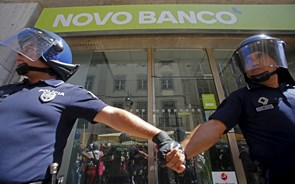 Mais de 300 emigrantes lesados pelo BES protestam no Novo Banco e vão até BdP