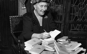 Agatha Christie faria 125 anos. Há uma marca atrás da escritora