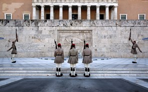 Parlamento grego aprova legislação que contempla mais austeridade