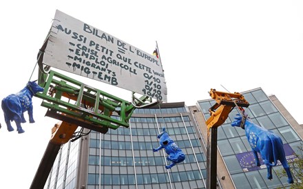 Agricultores protestam em Bruxelas contra o fim das quotas leiteiras