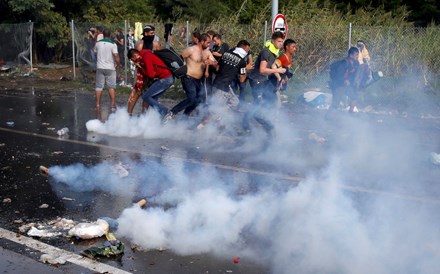 Hungria autoriza exército a disparar contra migrantes se necessário