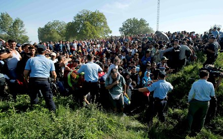 Macedónia vai entregar um milhar de migrantes à Grécia