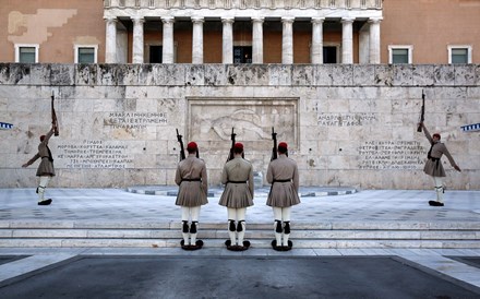 Parlamento grego aprova legislação que contempla mais austeridade