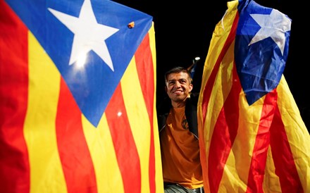 Constitucional de Espanha suspende plano independentista da Catalunha