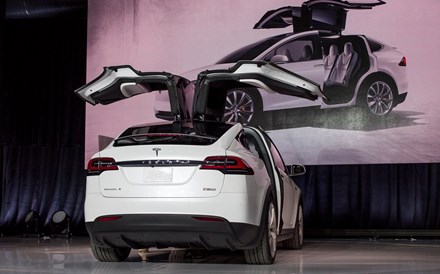 Tesla recolhe 2.700 carros Model X