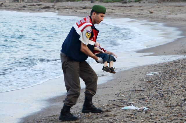 Fotografia dramática pressiona acção de líderes europeus na crise dos refugiados