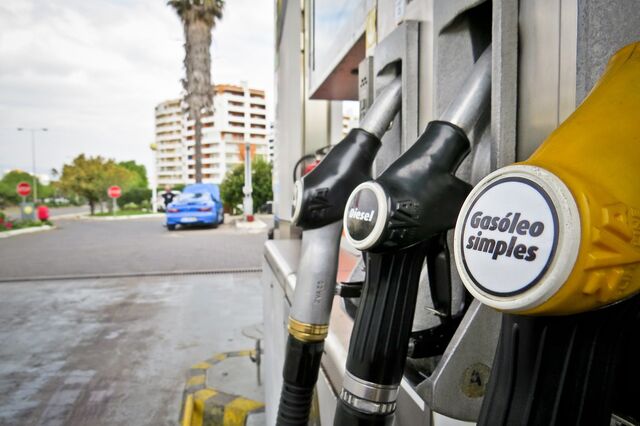 Combustíveis voltam a subir com petróleo nos 50 dólares