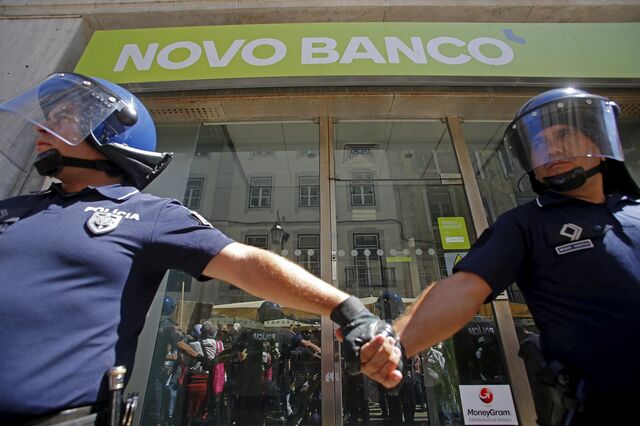 Mais de 300 emigrantes lesados pelo BES protestam no Novo Banco e vão até BdP