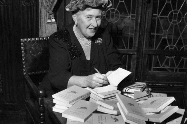 Agatha Christie faria 125 anos. Há uma marca atrás da escritora