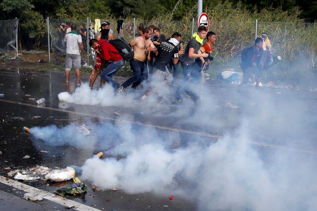 Polícia usa gás lacrimogéneo e canhões de água para afastar refugiados na Hungria