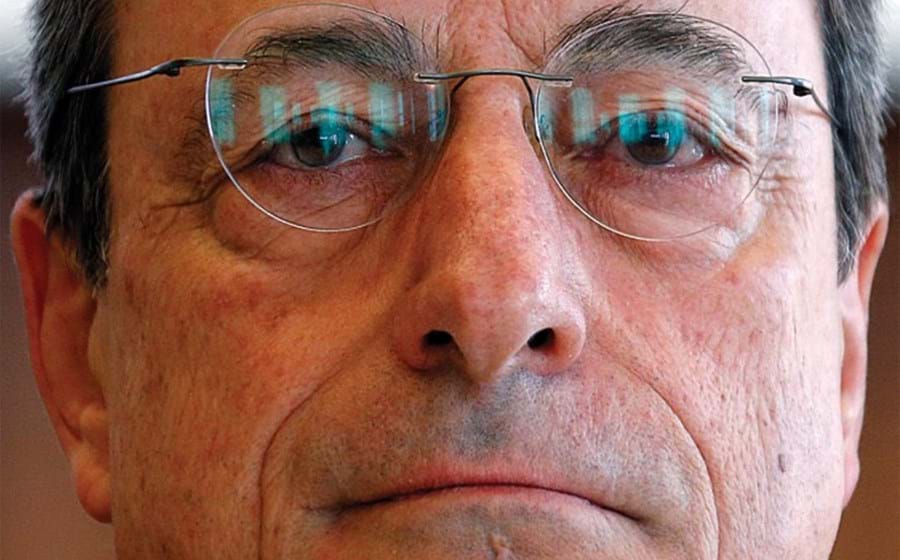 Mario Draghi é o 2.º Mais Poderoso 2015
É quem manda nos maiores bancos portugueses e, claro, da Zona Euro. Mario Draghi dita ganhos e perdas dos bancos. Hoje os líderes
dos quatro grandes bancos portugueses têm de ir a Frankfurt justificar a saúde das suas instituições. A história contará ainda o papel que Frankfurt teve no colapso do BES. É também por isso Mario Draghi sobe nos Poderosos. Acresce que tem nas suas mãos o (baixo) custo do financiamento dos países mais endividados, devido à política que lançou de compra de dívida pública que fez baixar as taxas.