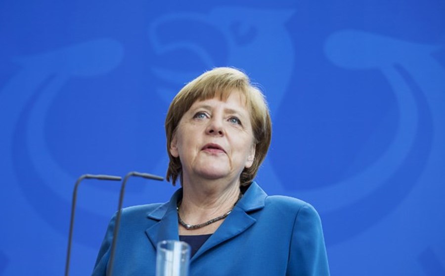 Angela Merkel é a Mais Poderosa 2015
A famosa pergunta que terá sido feita por Kissinger passou a ter resposta inequívoca. É a Angela Merkel que se telefona quando se precisa de resolver um problema na Zona Euro, na Europa, e até além dela. O seu poder é mais visível nos momentos difíceis. E é por isso que  regressa ao pódio em 2015. Foi ela que teve na mão a chave de soluções, embora precárias, para dilemas globais: a guerra na Ucrânia, a crise grega e o drama humano dos refugiados e imigrantes.