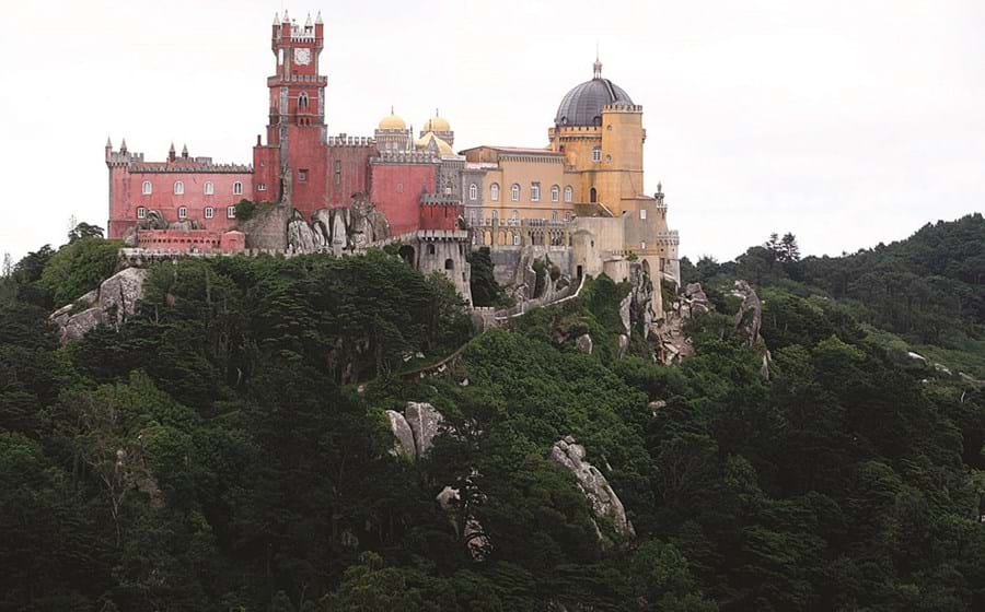 Palácio da Pena: No segundo ponto mais alto da Serra de Sintra encontra-se o Parque e Palácio da Pena, obra de D. Fernando II. Expoente máximo do Romantismo do século XIX em Portugal, esta obra tem referências arquitectónicas de influência manuelina e mourisca. 