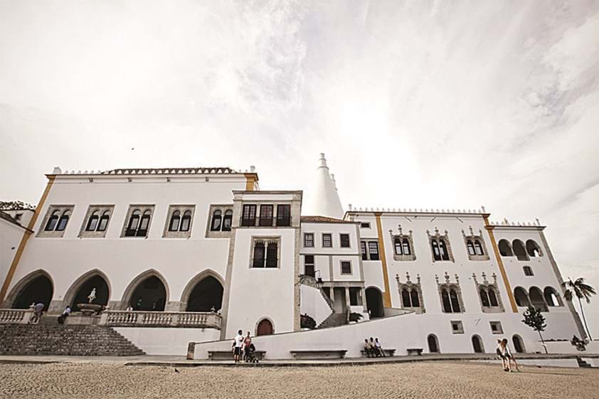 Palácio Nacional: Situado no centro histórico da vila, o Palácio Nacional de Sintra é conhecido pelas suas imponentes chaminés. As primeiras referências à estrutura palaciana remetem ao período de domínio muçulmano na Península Ibérica. O edifício foi classificado como Monumento Nacional em 1910. 