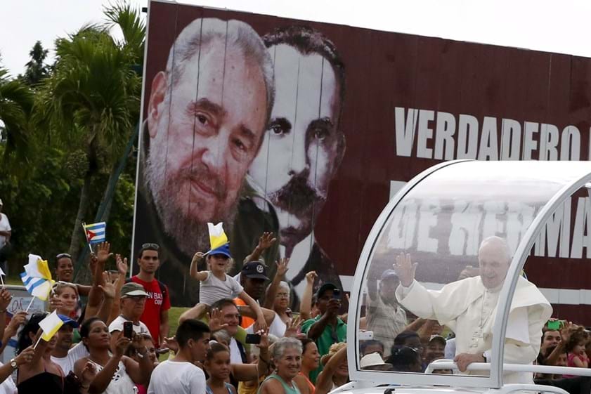 O Papa Francisco chegou a Cuba no dia 19 de Setembro de 2015. Chegou a Havana. Passa em frente a um cartaz com dois símbolos da Revolução cubana: Fidel Castro e José Marti.