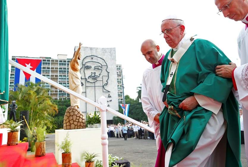 Papa Francisco na Praça da Revolução em Havana, onde celebrou missa perante uma multidão de pessoas.