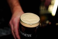 A Guinness foi comprada, em 1997, pela Grande Metropolitan por 16 mil milhões de dólares (14 mil milhões de euros ao câmbio actual).