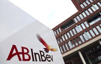 AB Inbev assume a liderança. Depois de várias ofertas informais, a AB Inbev avançou com uma proposta vinculativa. Apesar de alguma resistência, a SABMiller acabou por aceitar a OPA de 106 mil milhões de dólares que irá formar a 'OPEP das cervejas'. É o maior negócio de 2015. 