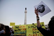 Mais de 200 pessoas juntaram-se esta quarta-feira, ao final da tarde, no Rossio, em Lisboa, numa vigília de solidariedade e apoio aos jovens activistas detidos em Luanda. 