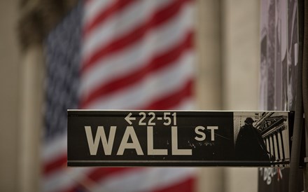 Wall Street em queda com investidores à espera de resultados