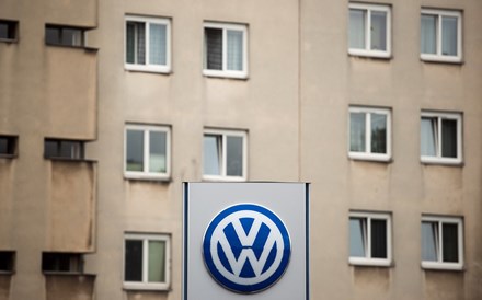 VW e Porsche afundam mais de 8%