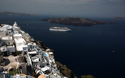 Santorini admite limitar entrada de turistas de cruzeiros