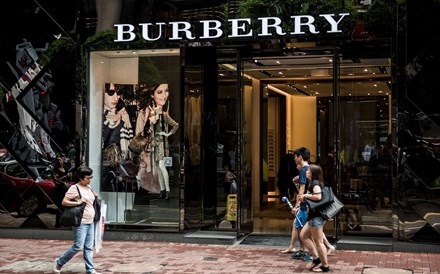 Acções da Burberry afundam perto de 8% após saída de accionista de referência