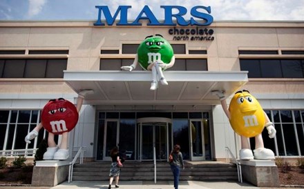 Um pedaço de plástico obrigou a Mars a recolher chocolates.