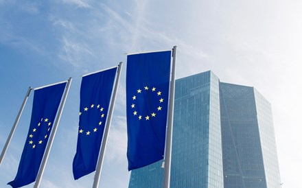 Draghi leva euro a recuar para mínimos de Agosto