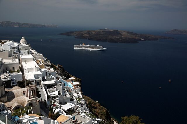 Santorini admite limitar entrada de turistas de cruzeiros