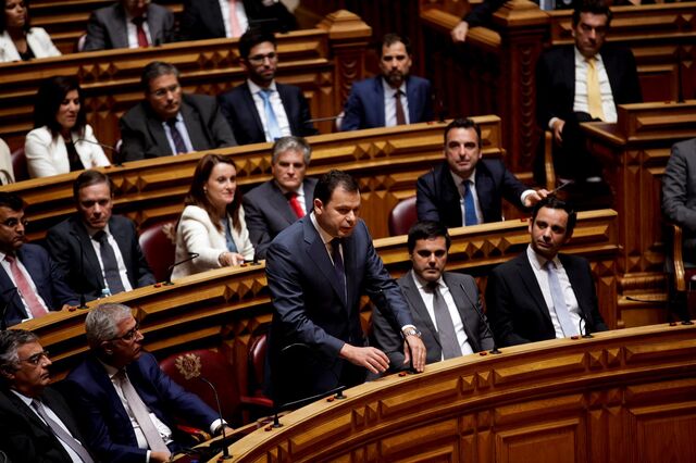 PSD e CDS pedem lista de 20 documentos sobre ida de Domingues para CGD sem referir SMS