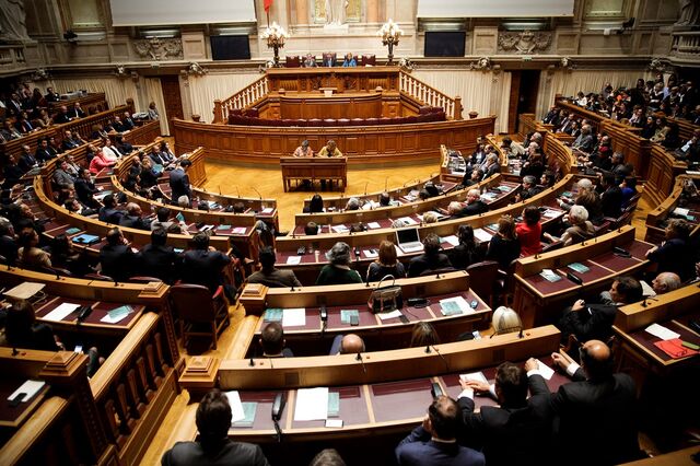 Parlamento já não discute esta sexta-feira a reposição de feriados