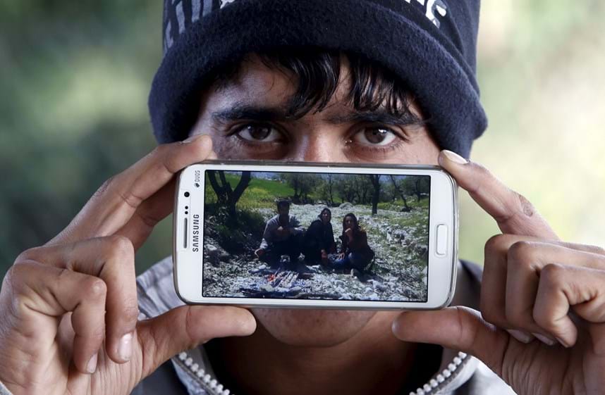 Asan, de Pirmam, Iraque, mostra uma fotografia da irmã e dos pais.