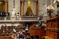 João Oliveira do PCP afirma que o resultado eleitoral é a confirmação de que este era há muito 'um governo derrotado, sem legitimidade', que se agarrou à maioria parlamentar, contando com a 'conivência do Presidente da República'.