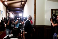 António Costa chegou ao Parlamento cerca de meia hora após o início do debate. Disse aos jornalistas que o acordo será assinado à hora do almoço. 