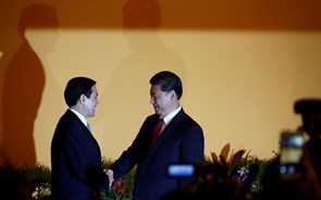 China e Taiwan dão aperto de mão histórico