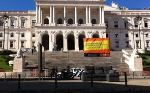 Marca de sofás faz 'guerrilha' com debate no Parlamento