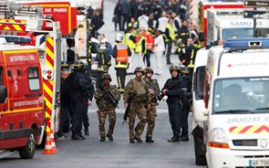 Cérebro dos atentados a Paris foi morto e França prolonga estado de emergência